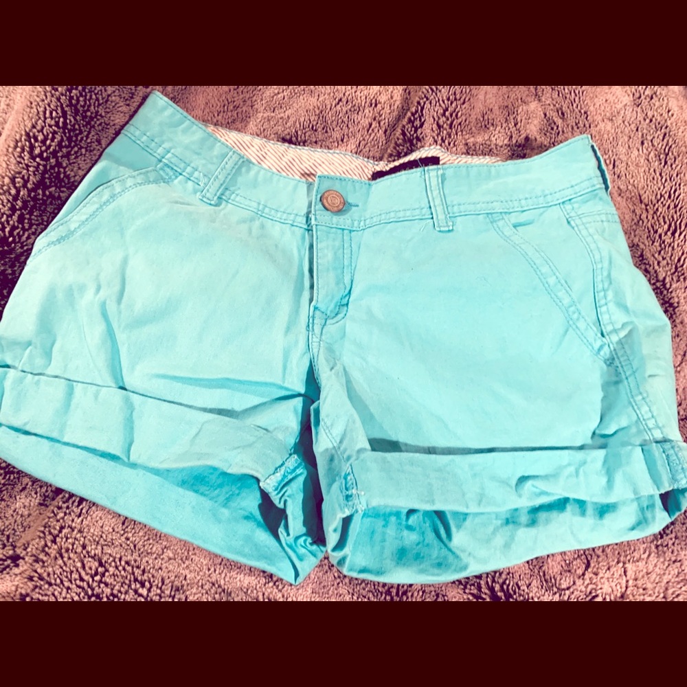 Midi twill shorts very beautiful baby blue.